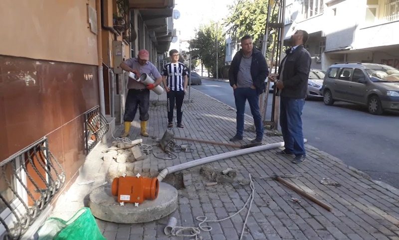 Odunpazarı — Eskişehir logar açma — apartman önü açılmış logar kapağı, kanalizasyon temizliği için ekipman